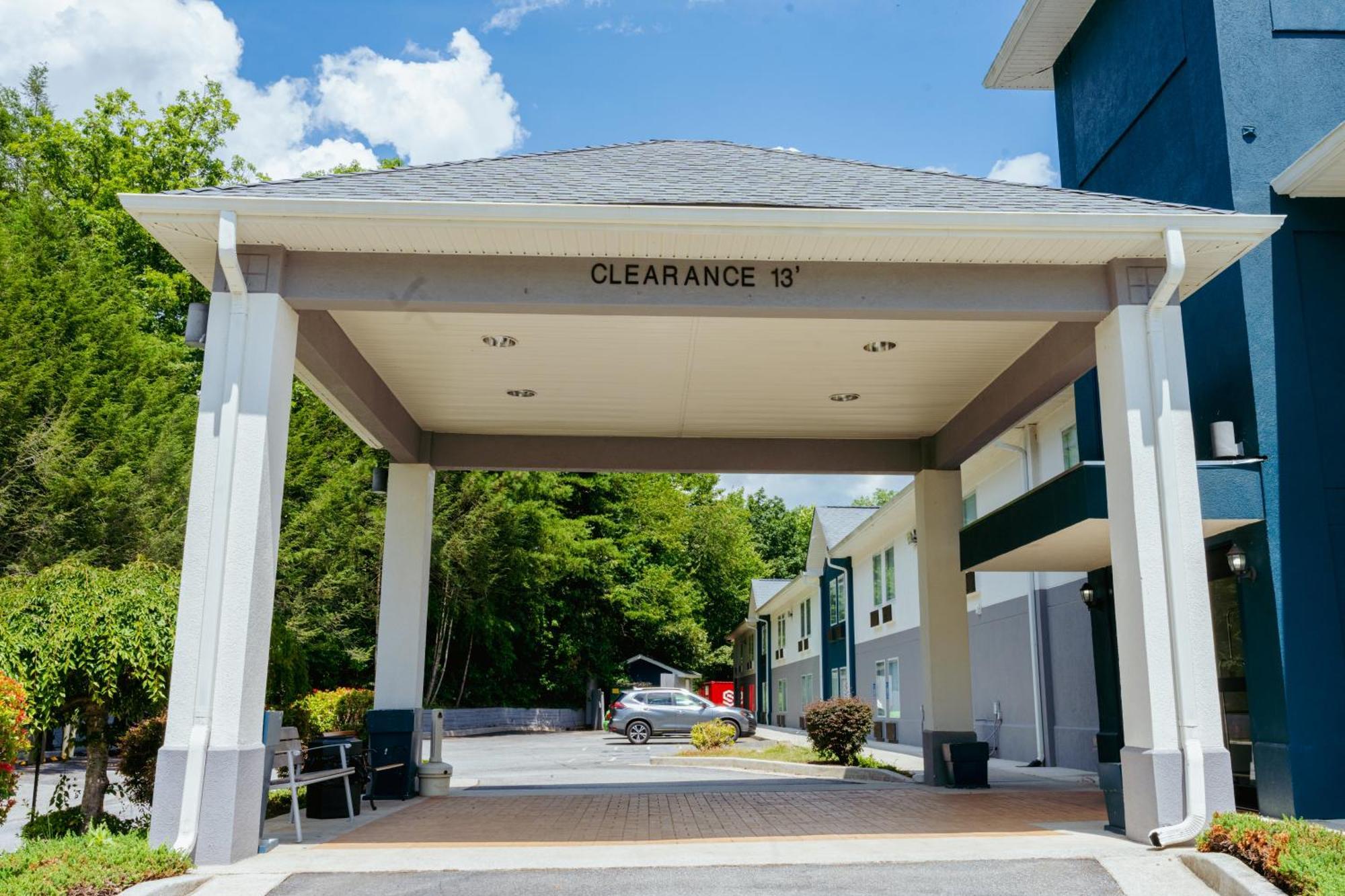 Hotel Clarion Pointe-Dillard Near Blue Ridge Mountains Exterior foto